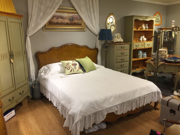Antique style bed